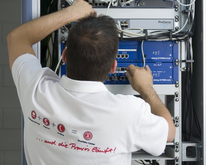 Arzt und Computer Rücken 