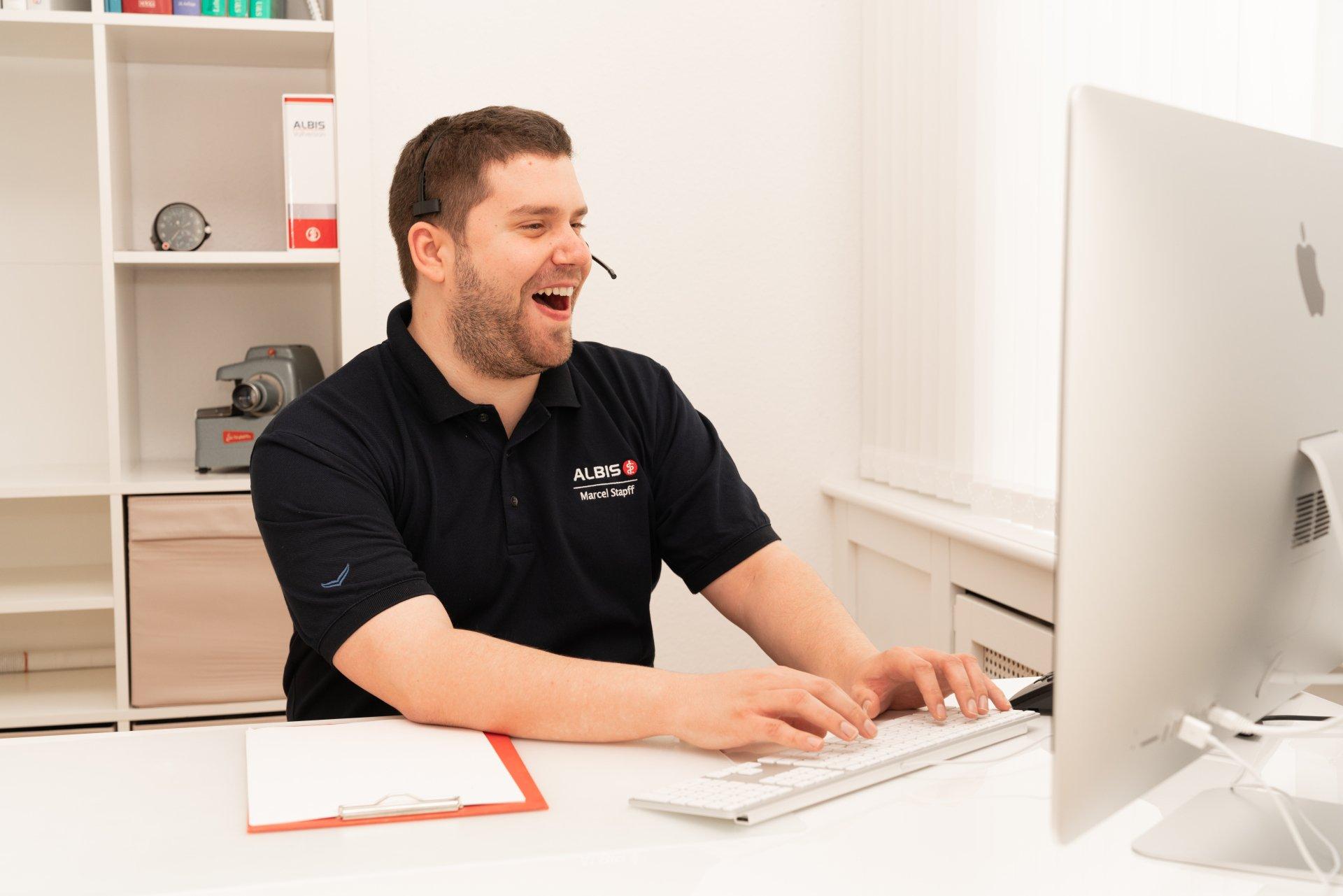Marcel am lachen
